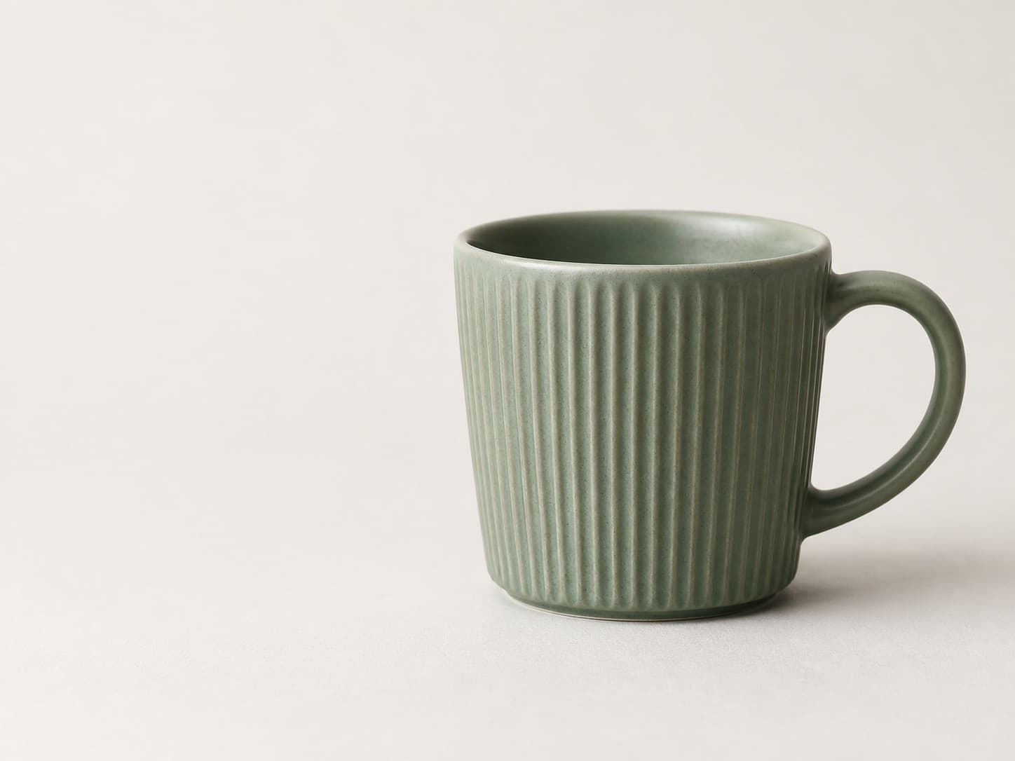 Clay and finished pottery in the MULLE atelier